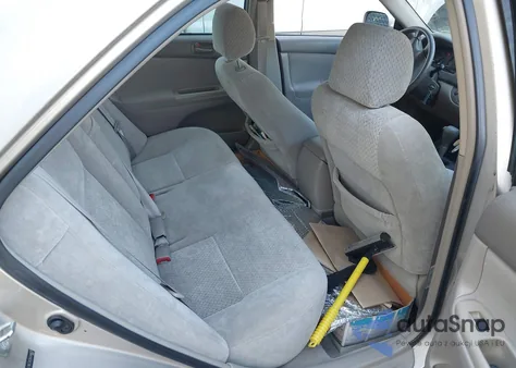 2004 Toyota Camry Le z USA, uszkodzony, nr VIN 4T1BE32K34U348637